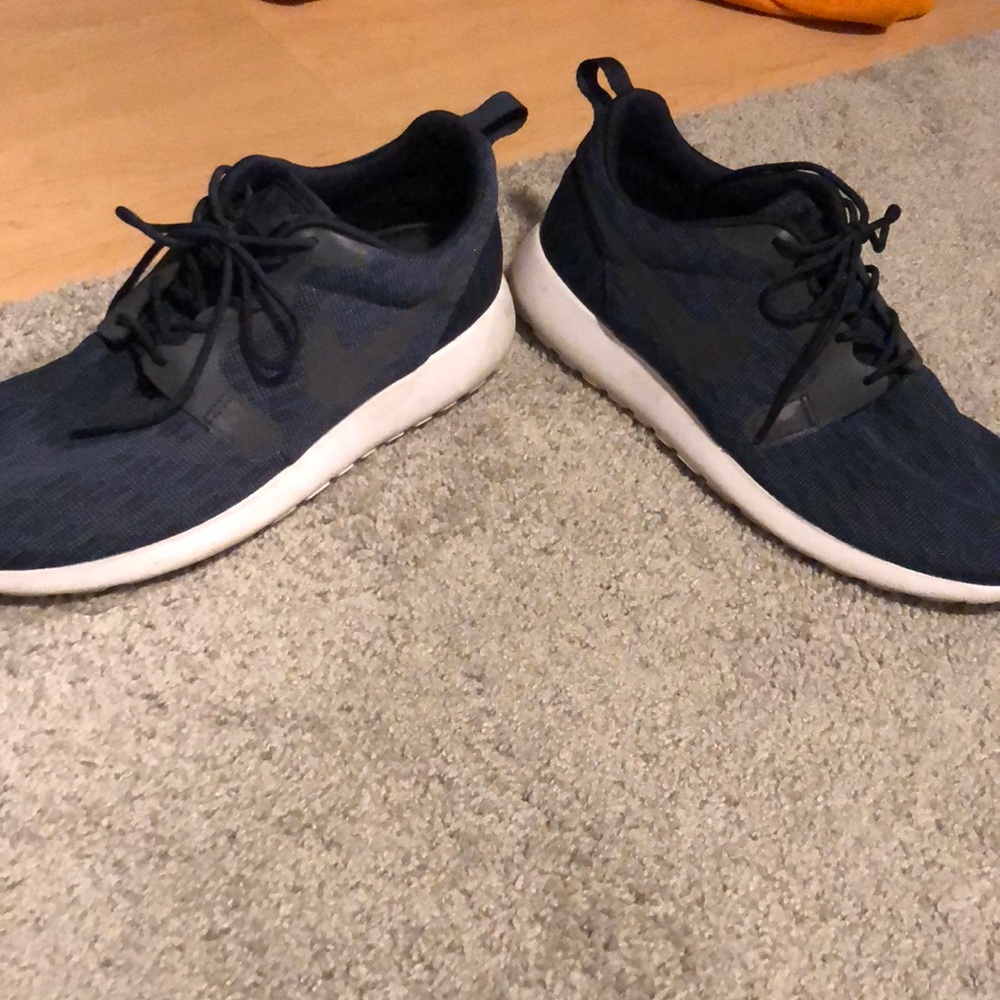 Nike men’s roshe runs navy blue size 9.5